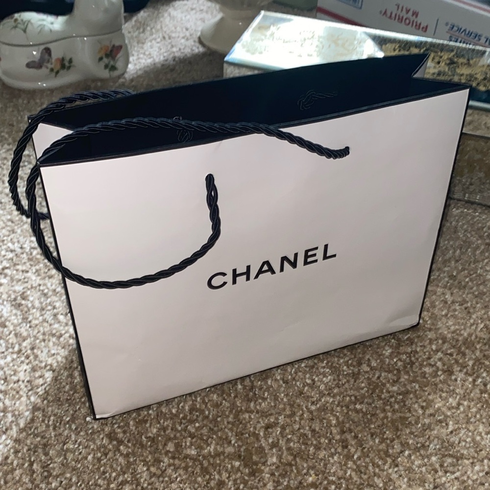 CHANEL White & Black Gift Bag